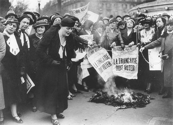En skön bild från när franska kvinnor kämpade för rösträtt 1935. Nio år senare fick de sin rösträtt, 38 år efter Finland. Inte för att det är en tävling. Bilden tagen från wikipedia. 