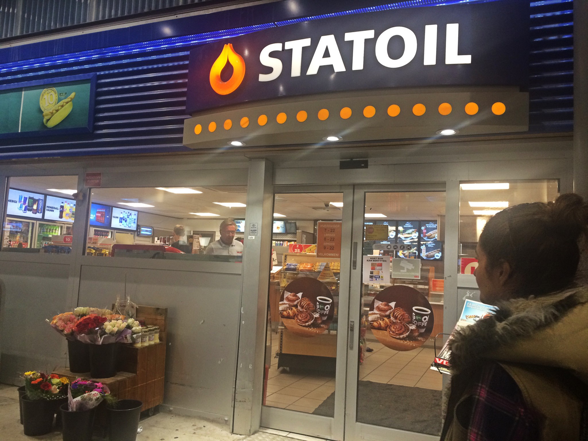 Mest hålligång var det på Statoil. Enda öppna butiken på en söndag.